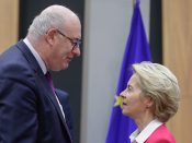 De in eigen land in opspraak geraakte Ierse handelscommissaris van de Europese Unie, Phil Hogan, stapt op. Een woordvoerder van de Europese Commissie heeft dat aan Ierse media bevestigd. De Ierse krant The Irish Independent meldde eerder op de avond al uit betrouwbare bronnen te hebben vernomen dat de Ier, die eerder vijf jaar landbouwcommissaris was, ontslag neemt. Hogans vertrek komt niet onverwacht na een politieke rel in Dublin over een groot diner in Clifden met circa tachtig mensen die zich volgens critici zonder zich iets aan te trekken van de net verscherpte Ierse coronamaatregelen te goed deden aan eten en drinken. Ierland moet nu met een andere commissaris komen. De Ierse (ex-)minister van Landbouw Dara Calleary was ook een van de gasten in het pittoreske Clifden in het westelijke graafschap Galway. Hij heeft vanwege zijn aanwezigheid bij het diner al het veld geruimd. De Ierse regering verwachtte dat Hogan dat ook zou doen. Volgens het Clifden Station House Hotel is het diner te goeder trouw georganiseerd en bijgewoond en is niemand zich ervan bewust geweest dat er coronaregels werden overtreden. De tachtig gasten waren over twee zalen verspreid.