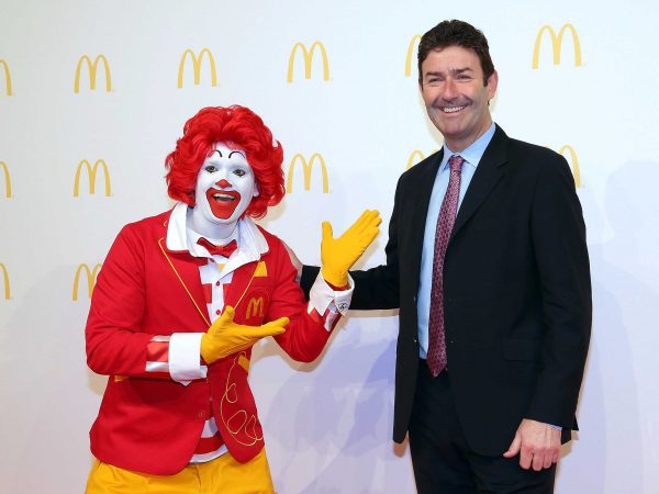Voormalig CEO Easterbrook en Ronald McDonald. Foto: Getty Images Voormalig CEO Easterbrook en Ronald McDonald. Foto: Getty Images