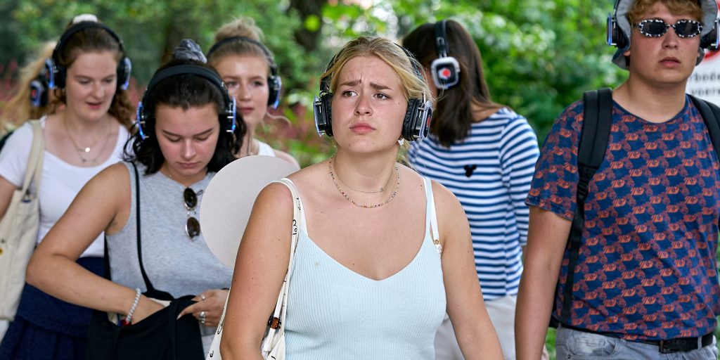 Studenten tijdens een stadswandeling. Universiteit Leiden heeft vanwege het coronavirus een aangepast programma opgesteld voor de nieuwe studenten tijdens de introductieweek.