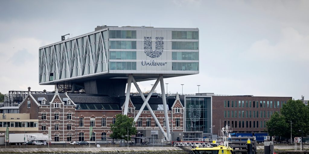 Exterieur van het hoofdkantoor van Unilever in Rotterdam, Unilever wordt op papier een Brits bedrijf.