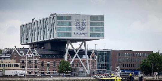 Exterieur van het hoofdkantoor van Unilever in Rotterdam, Unilever wordt op papier een Brits bedrijf.