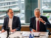 Directievoorzitter Maurice Oostendorp (r) en directeur Financien Pieter Veuger tijdens een persconferentie over de jaarcijfers van de Volksbank.