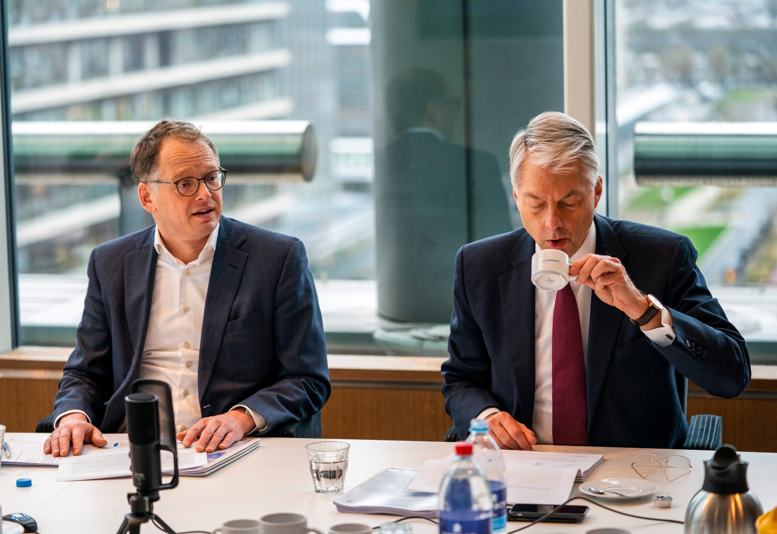 Directievoorzitter Maurice Oostendorp (r) en directeur Financien Pieter Veuger tijdens een persconferentie over de jaarcijfers van de Volksbank.