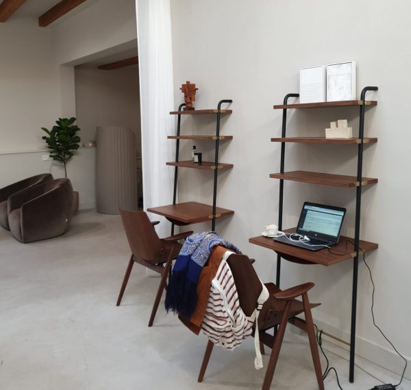 Dit is het focusbureau, waarachter ik tot de lunch werk. Dit is het focusbureau, waarachter ik tot de lunch werk.