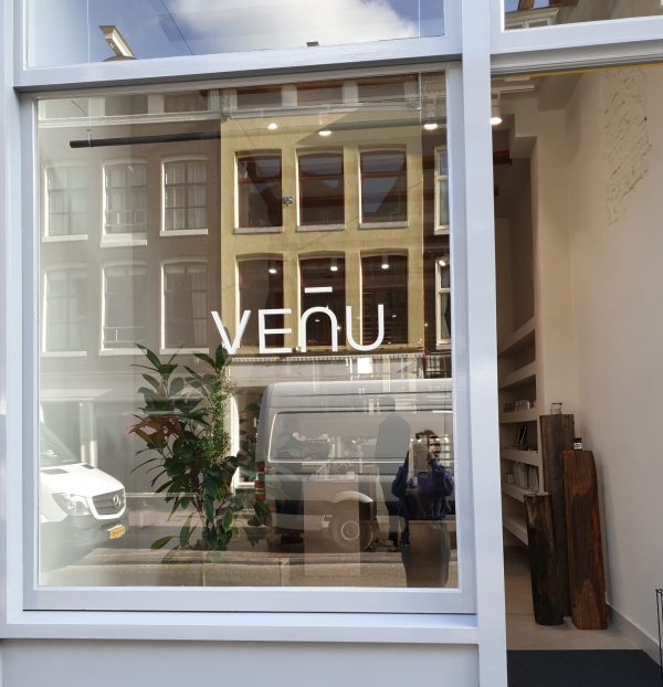 De voorgevel van Venu op Haarlemmerdijk. De voorgevel van Venu op Haarlemmerdijk.