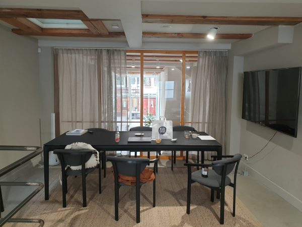 Deze vergaderruimte kan gereserveerd worden voor 450 euro voor vier uur. Deze vergaderruimte kan gereserveerd worden voor 450 euro voor vier uur.
