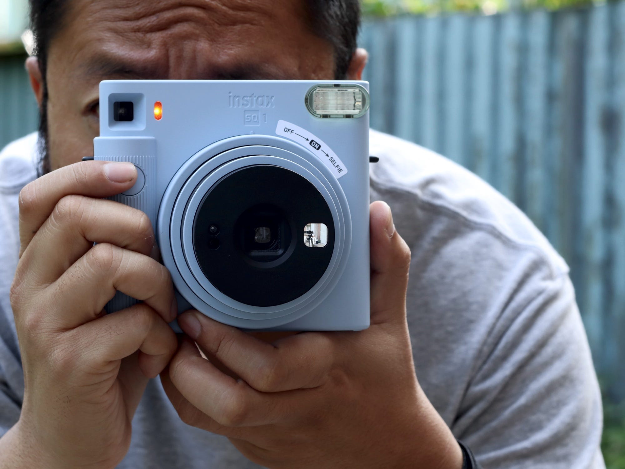 lenen Sandy Vrouw The Fujifilm Square Instax SQ1 is a fun instant camera that shoots photos  you can gift to friends — here's what it's like to use