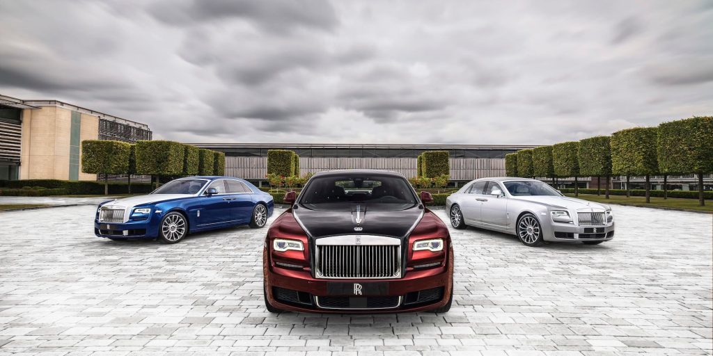 Rolls Royce elektrische auto. Rolls-Royce is niet de eerste autofabrikant in het topsegment die zijn bedrijf omgooit omdat milieunormen strenger worden.