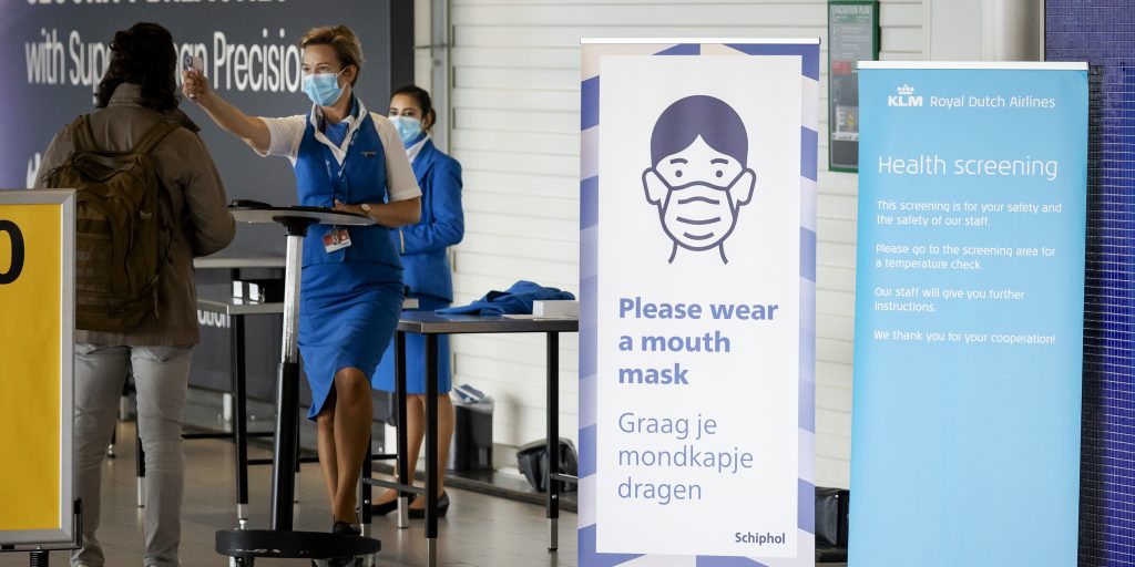 Temperatuurcontrole van reizigers op Schiphol.