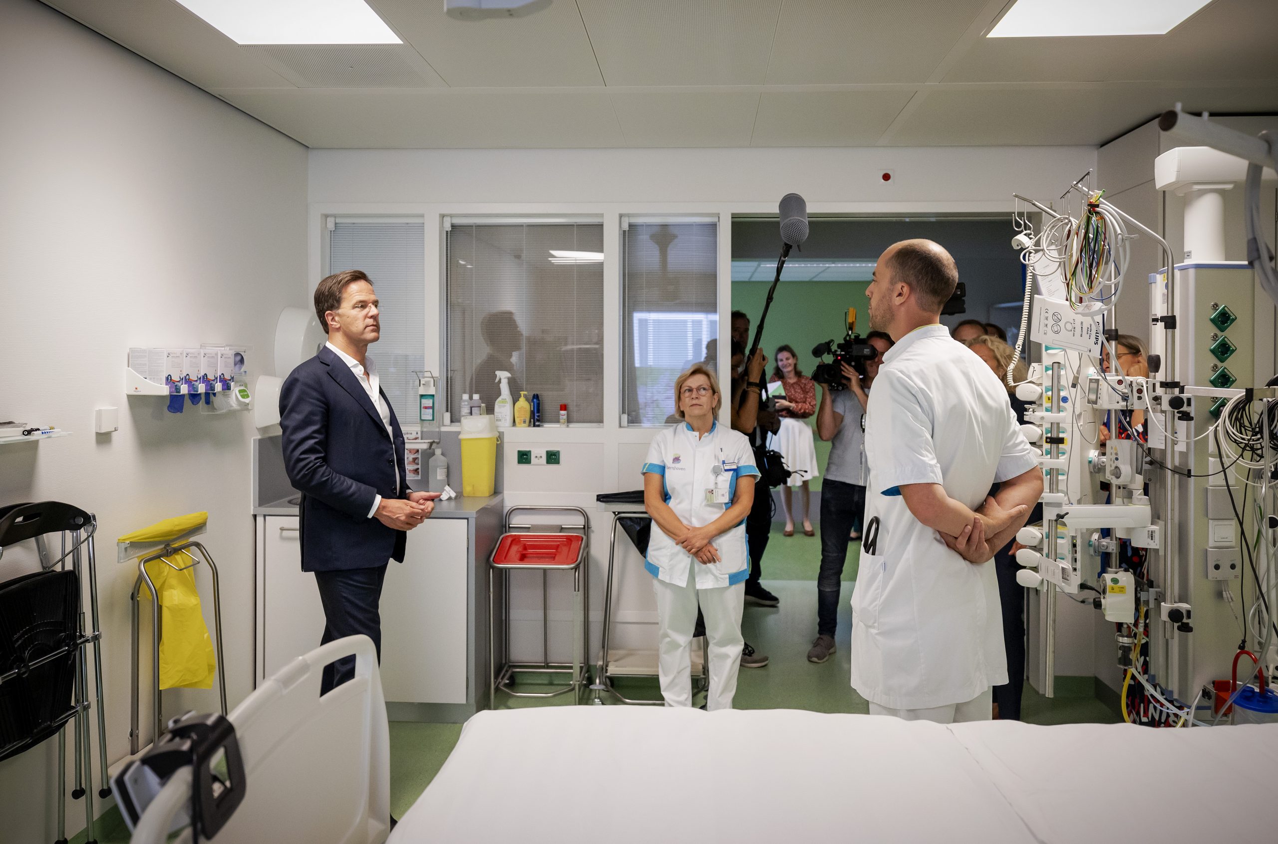Premier Mark Rutte op bezoek in het Bernhove-ziekenhuis in het zwaar door het coronavirus getroffen Uden.