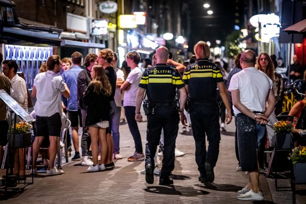 Politie houdt toezicht op het Leidseplein in Amsterdam. Foto: ANP/Ramon van Flymen Politie houdt toezicht op het Leidseplein in Amsterdam. Foto: ANP/Ramon van Flymen
