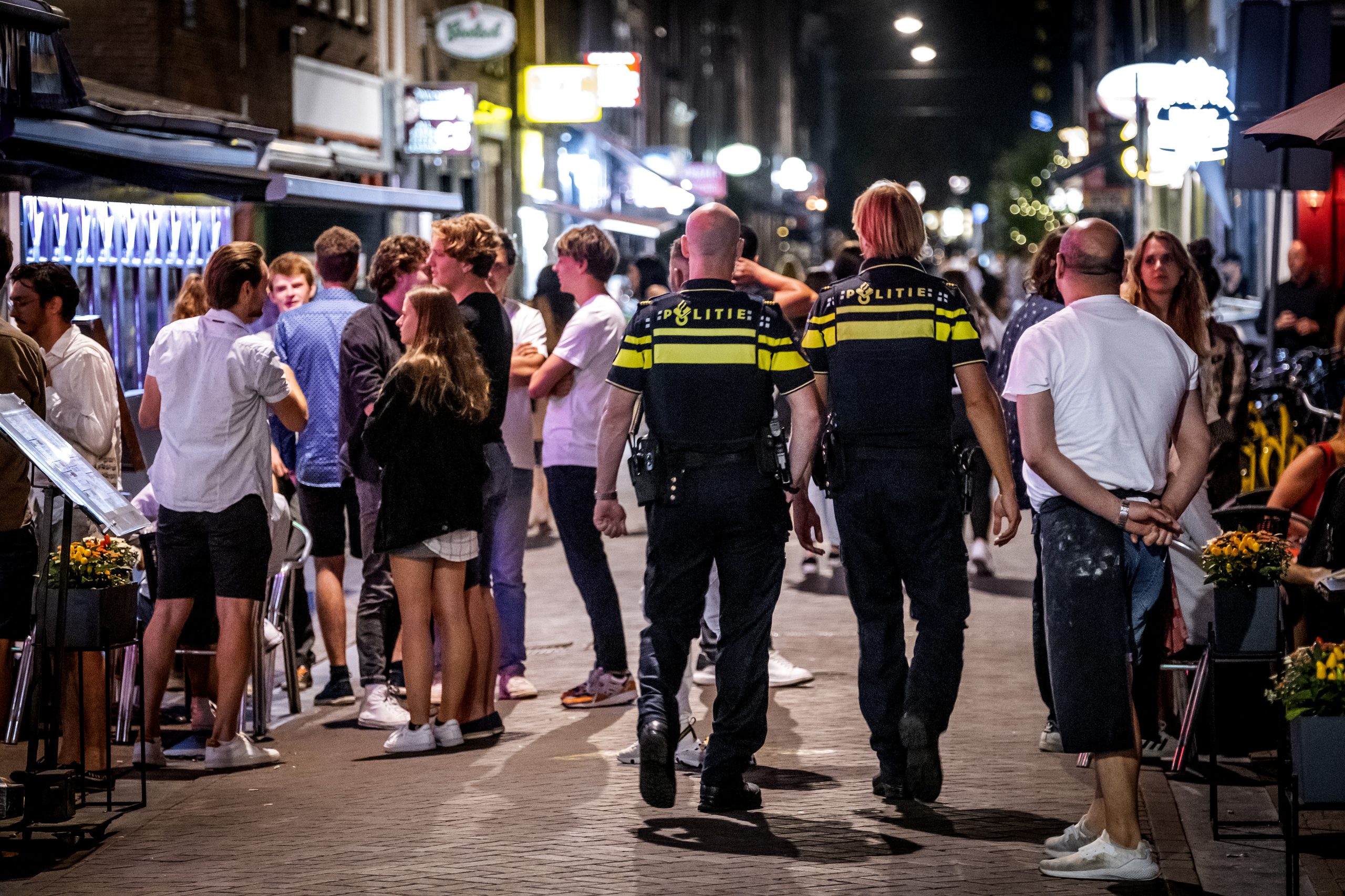 Politie houdt toezicht op het Leidseplein in Amsterdam. Foto: ANP/Ramon van Flymen