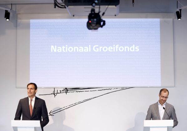 De ministers Wopke Hoekstra en Eric Wiebes presenteren hun langverwachte investeringsfonds. Foto: ANP/Koen van Weel De ministers Wopke Hoekstra en Eric Wiebes presenteren hun langverwachte investeringsfonds. Foto: ANP/Koen van Weel