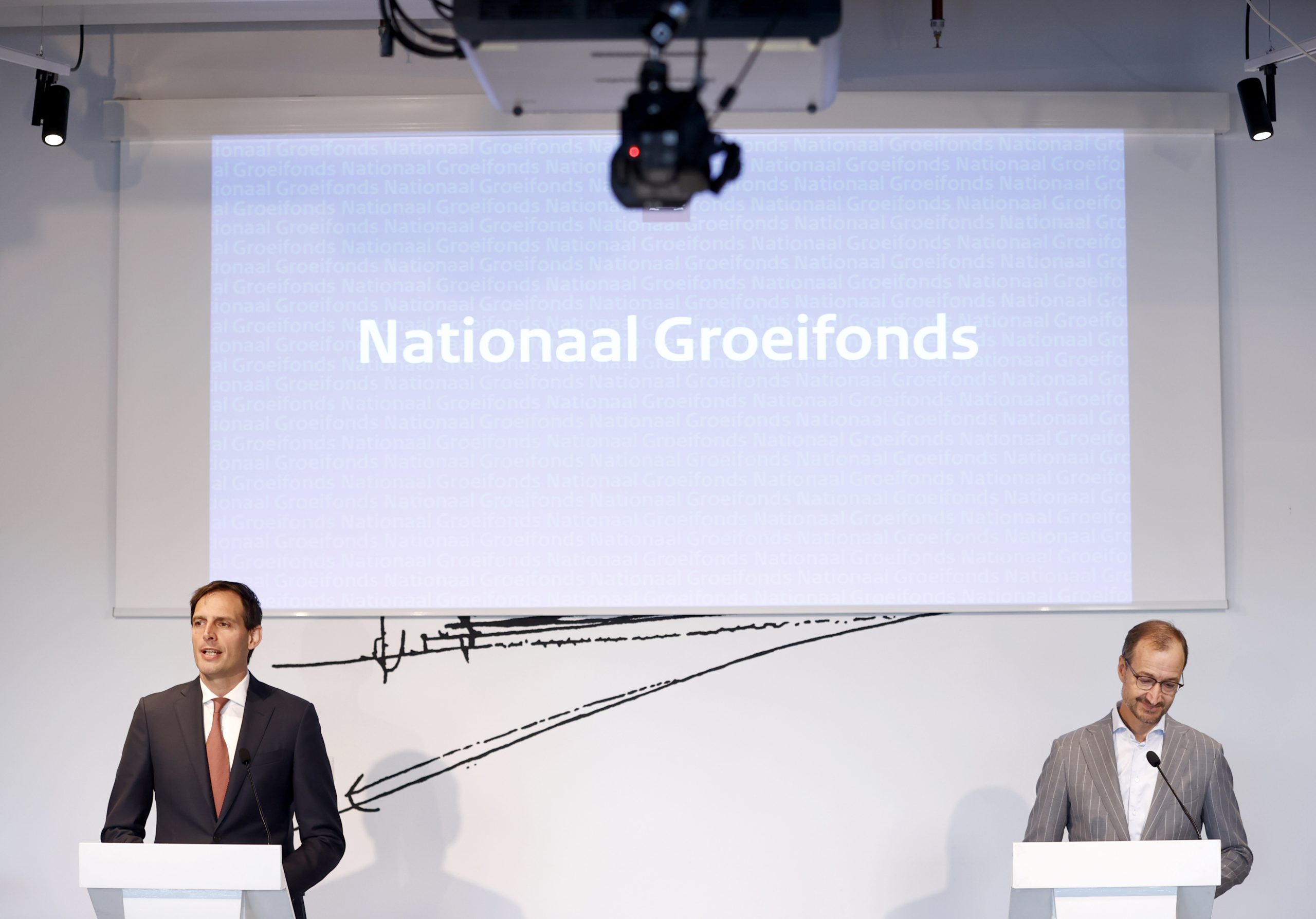 De ministers Wopke Hoekstra en Eric Wiebes presenteren hun langverwachte investeringsfonds. Foto: ANP/Koen van Weel
