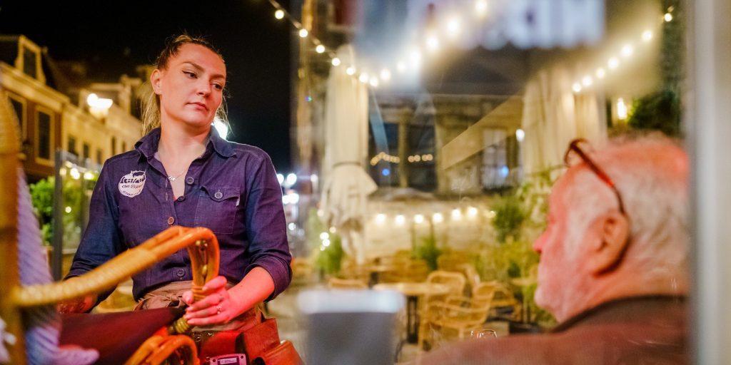Grandcafé De Sjees in Delft. De horeca moet voorlopig om 22 uur sluiten.