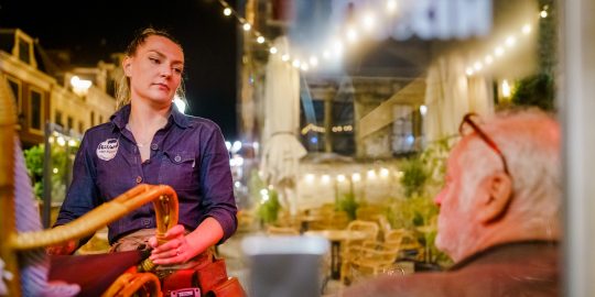 Grandcafé De Sjees in Delft. De horeca moet voorlopig om 22 uur sluiten.