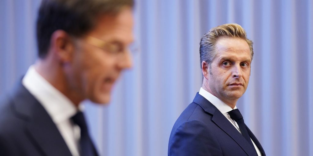 Premier Mark Rutte en minister Hugo de Jonge (Volksgezondheid, Welzijn en Sport) tijdens een persconferentie over de huidige stand van zaken omtrent het coronavirus in Nederland.
