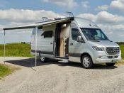 Campermerk Alphavan heeft een Mercedes-Benz Sprinter omgebouwd tot een luxe camper met onder het bed een grote ruimte die als kinderslaapkamer gebruikt kan worden.