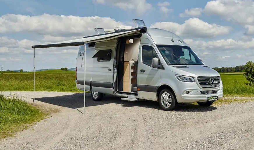 Campermerk Alphavan heeft een Mercedes-Benz Sprinter omgebouwd tot een luxe camper met onder het bed een grote ruimte die als kinderslaapkamer gebruikt kan worden.