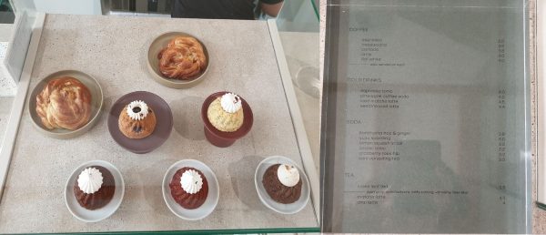 Op het menu staan veel zoete lekkernijen, koffie, thee en frisdrank, maar geen lunch. Op het menu staan veel zoete lekkernijen, koffie, thee en frisdrank, maar geen lunch.