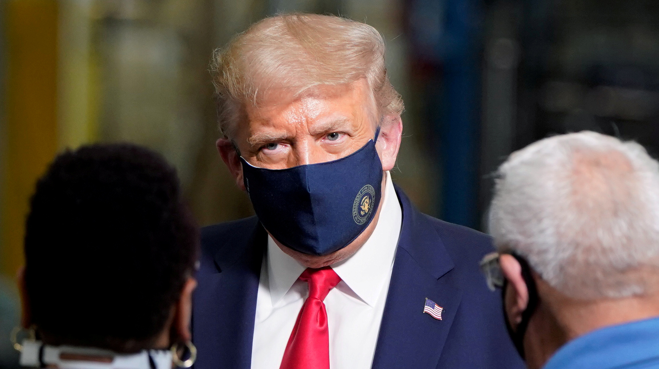 Donald Trump draagt een mondkapje