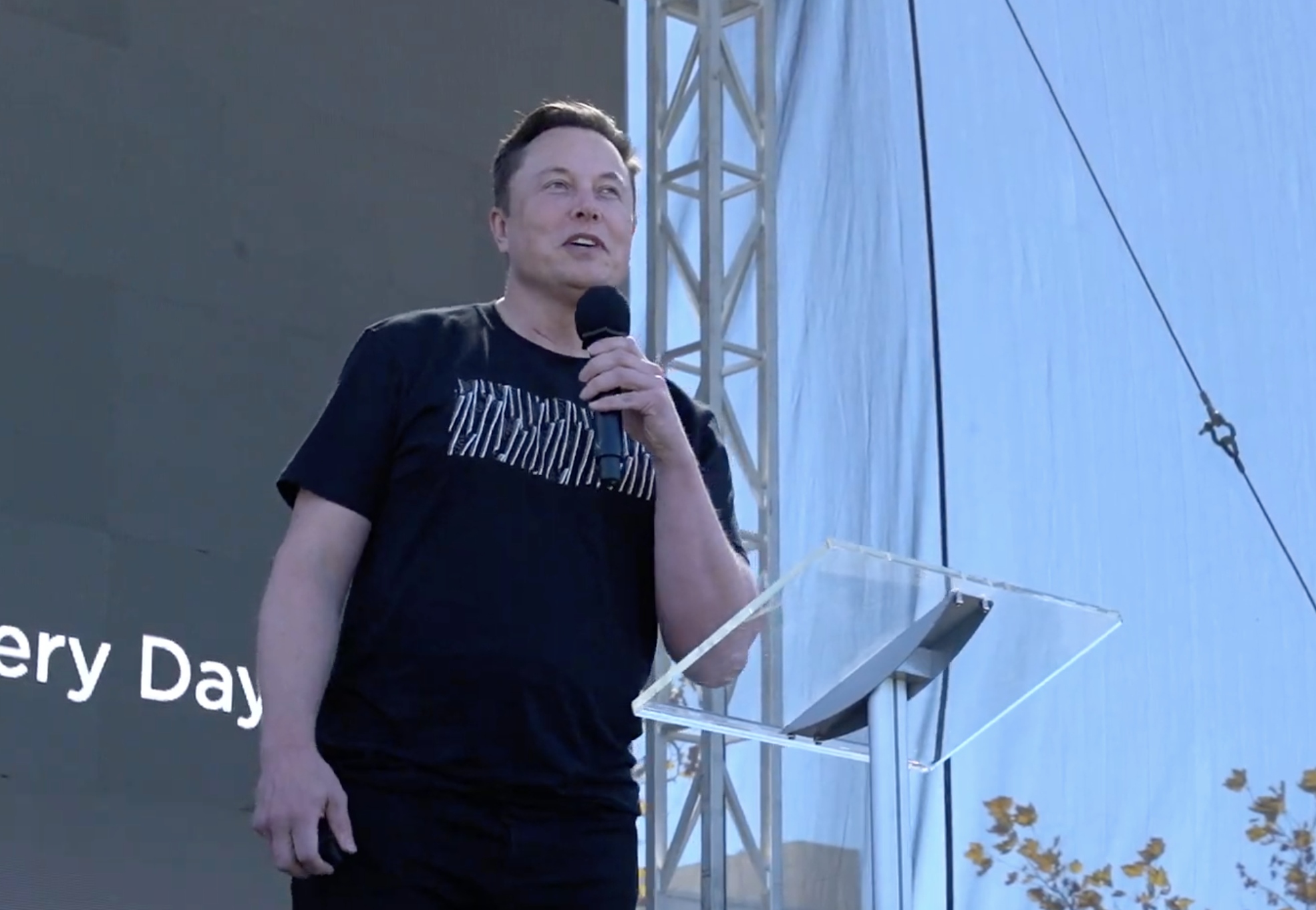 Elon Musk spreekt op Battery Day.