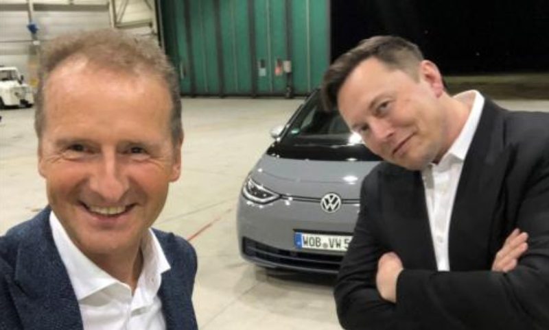 Volkswagen-topman Herbert Diess (L) en Tesla-baas Elon Musk.