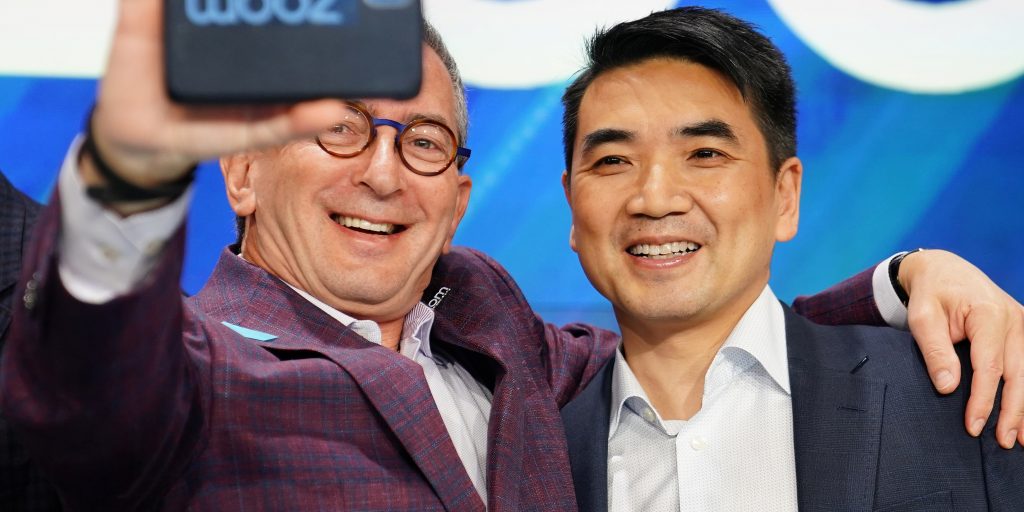 Rechts Eric Yuan, CEO van Zoom Video Communications, bij de beursgang van het bedrijf in april 2019.