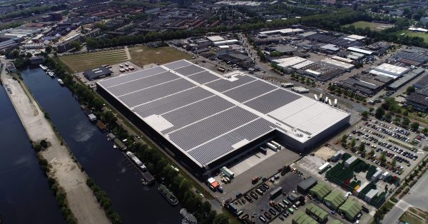 Op het dak van de Heineken-brouwerij in Den Bosch liggen 16.569 zonnepanelen. Bron: Heineken Op het dak van de Heineken-brouwerij in Den Bosch liggen 16.569 zonnepanelen. Bron: Heineken