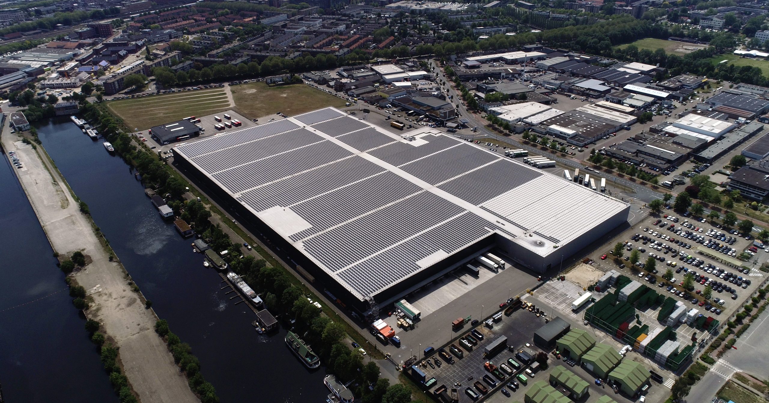 Op het dak van de Heineken-brouwerij in Den Bosch liggen 16.569 zonnepanelen. Bron: Heineken