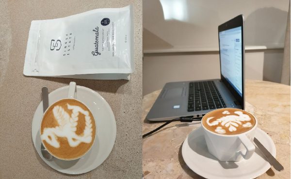 De twee decaf-cappuccino's met bijzondere figuurtjes op het melkschuim. De twee decaf-cappuccino's met bijzondere figuurtjes op het melkschuim.
