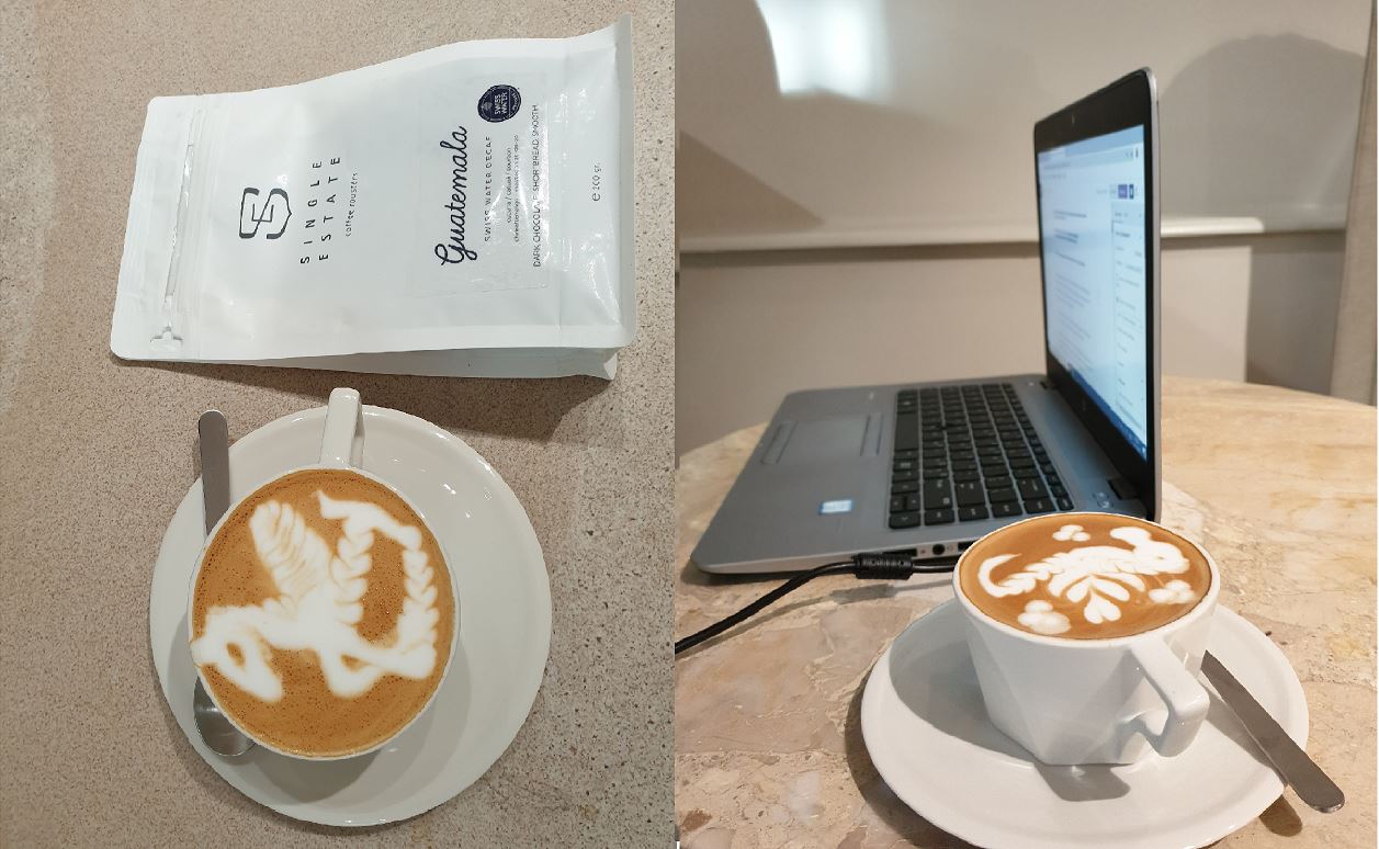 De twee decaf-cappuccino's met bijzondere figuurtjes op het melkschuim.