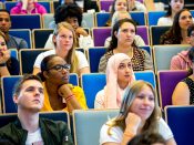 Eerstejaarsstudenten van de Erasmus Universiteit volgen een college om de kans op studiesucces te vergroten.