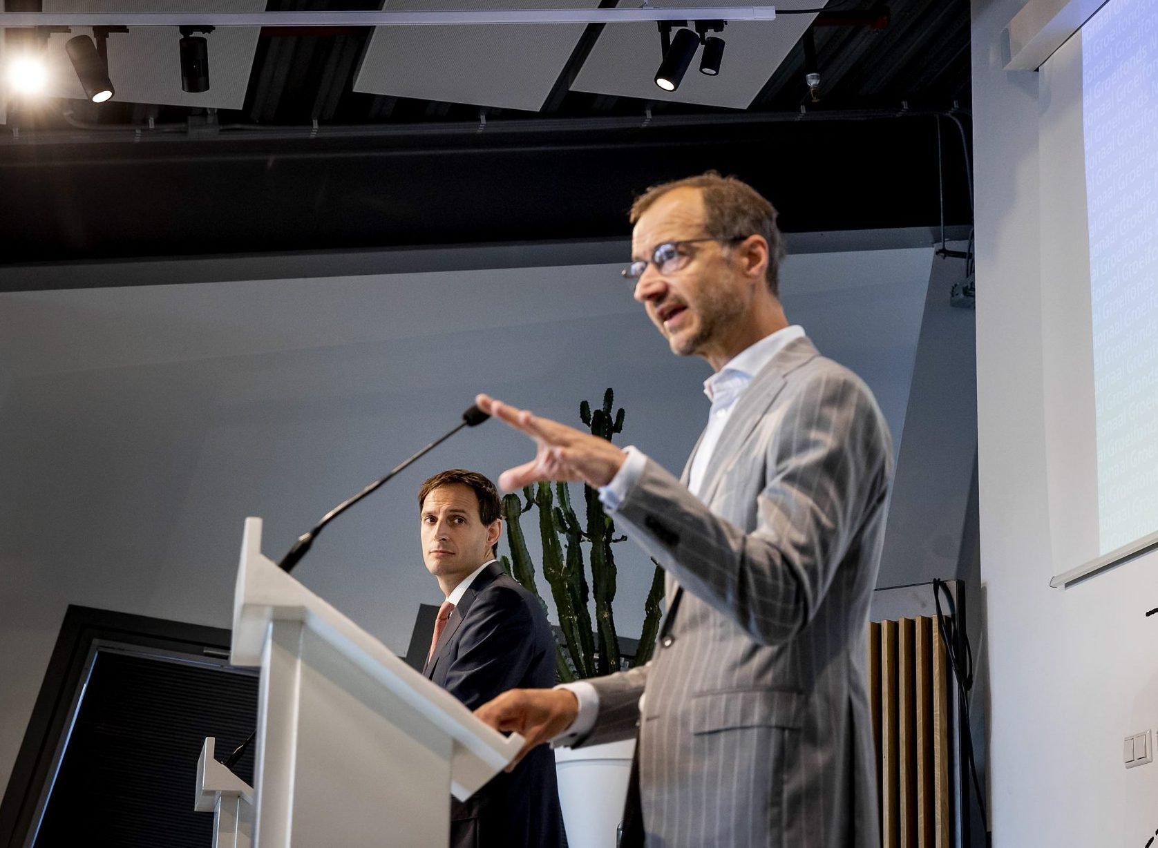 Ministers Wopke Hoekstra (Financiën) en Eric Wiebes (Economische Zaken) bij de presentatie van het Nationaal Groeifonds.