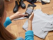 Een vrouw scant een tweedehands shirt via de Zalando-app voor verkoop