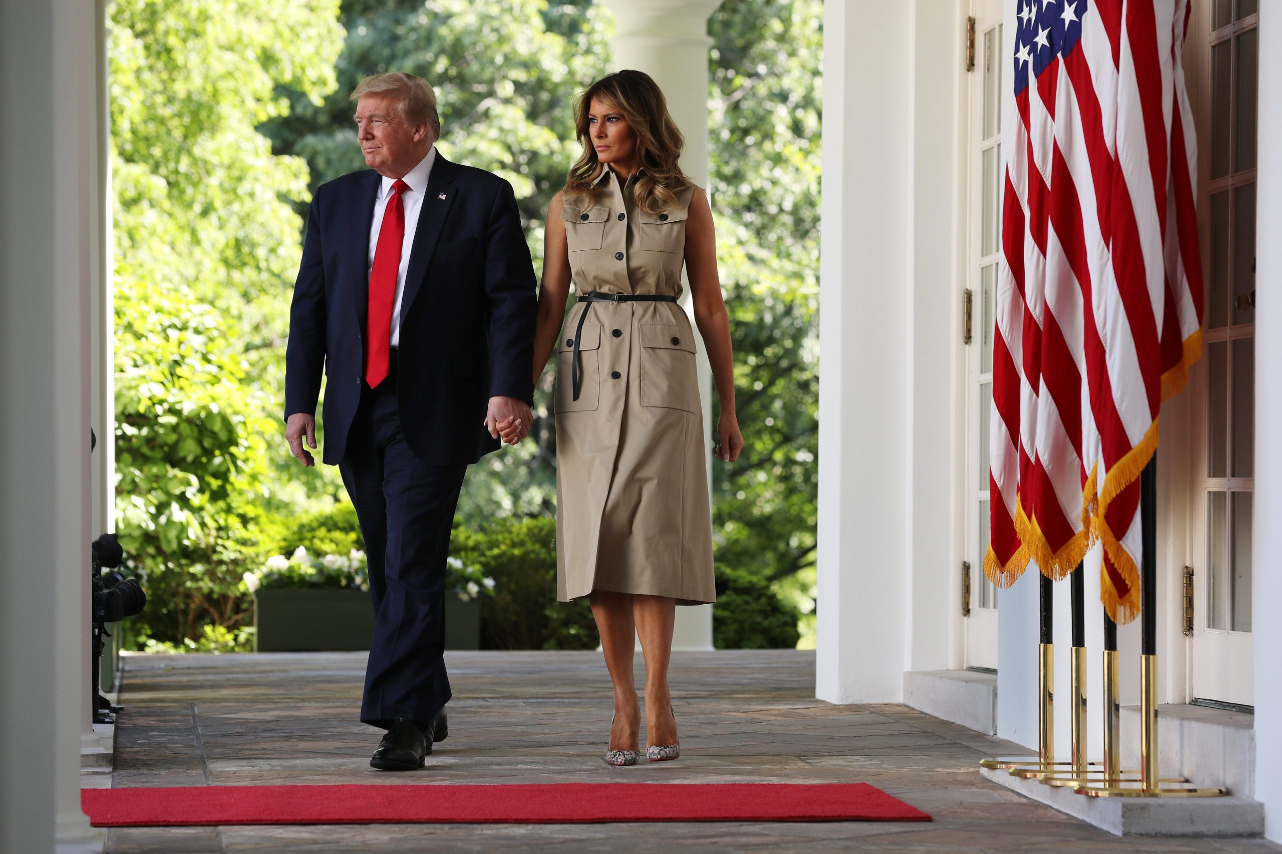 Trump dhe Melania dalin ne publik pa m *ske.. - YouTube