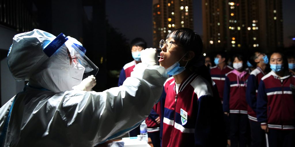 De Chinese stad Qingdao heeft binnen 48 uur liefst 3 miljoen mensen getest op Covid-19 - en daarmee aangetoond hoe ver de Verenigde Staten en grote delen van Europa achterlopen met hun testcapaciteit.