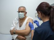Deelnemer aan een testprogramma wordt gevaccineerd.