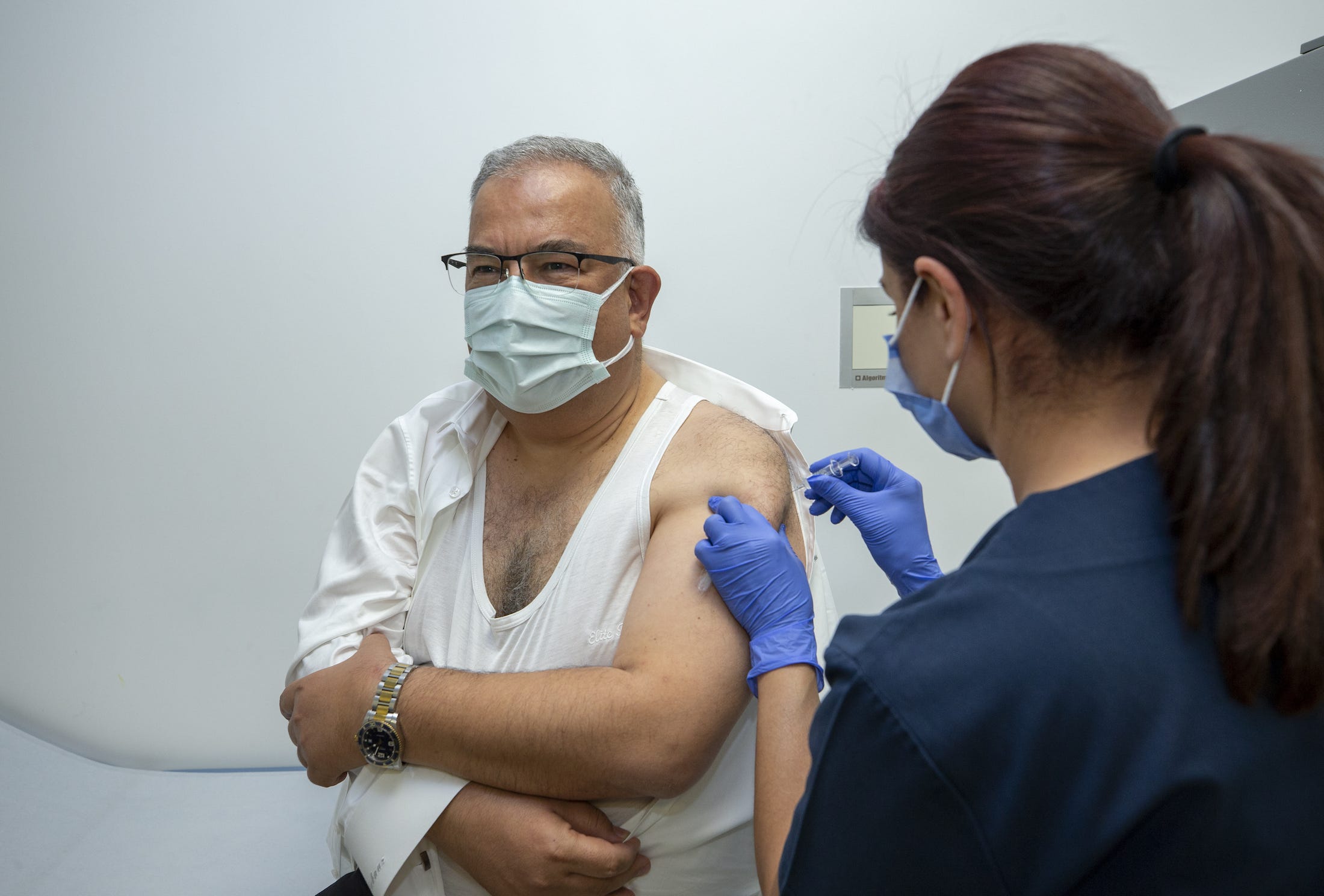 Deelnemer aan een testprogramma wordt gevaccineerd.