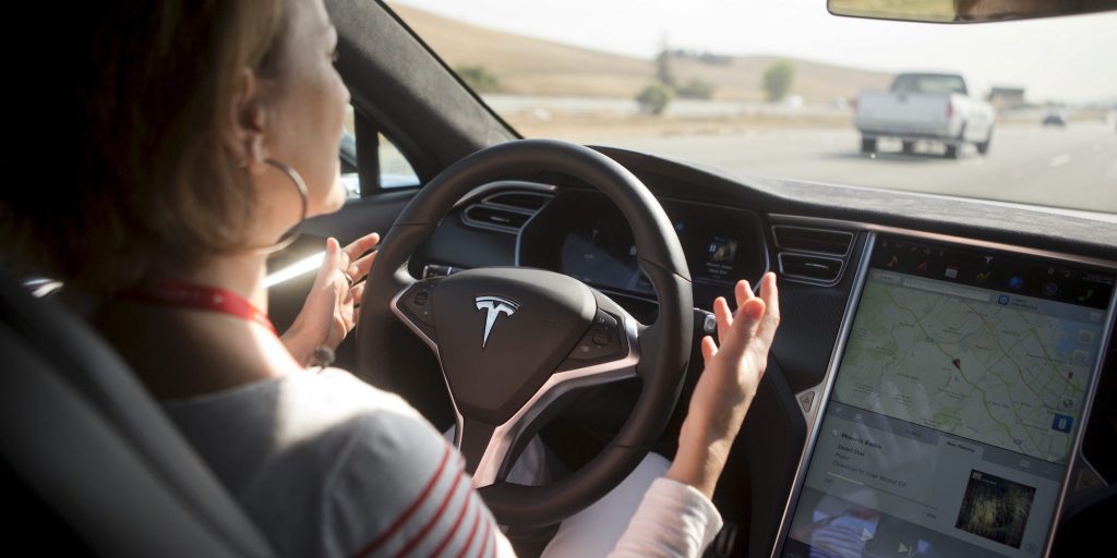Eerder deze maand is Tesla begonnen met het uitrollen van een bètaversie van haar rijhulpprogramma, dat Tesla "volledig zelfrijdend" noemt.