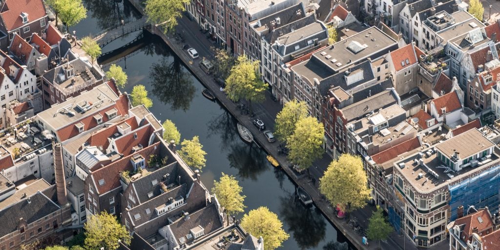 Luchtfoto van het centrum van Amsterdam.