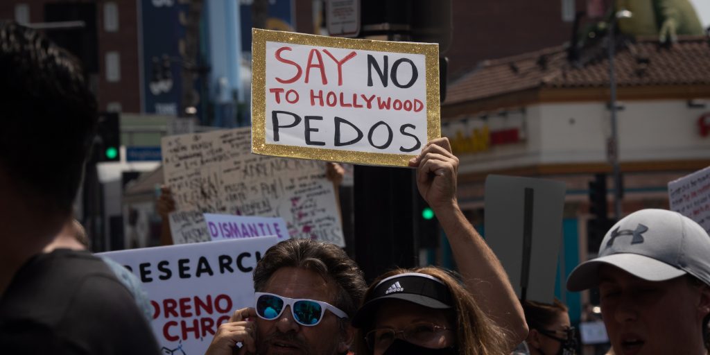Een QAnon-protest in Los Angeles