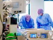 Medewerkers geven zorg aan een coronapatient op de intensive care-afdeling van het Amphia Ziekenhuis in Breda.