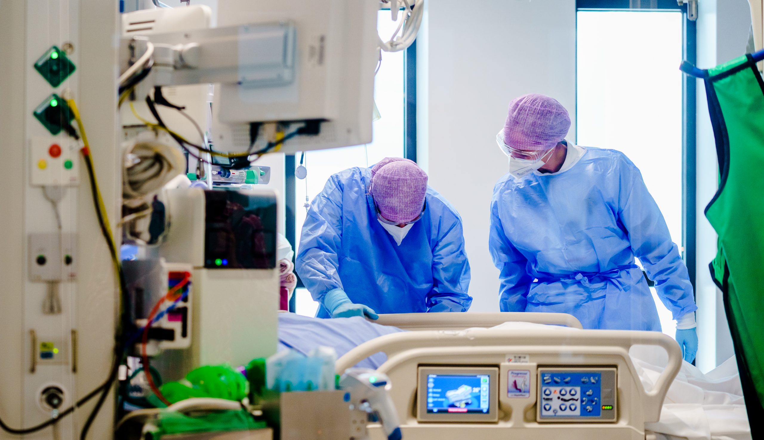 Medewerkers geven zorg aan een coronapatient op de intensive care-afdeling van het Amphia Ziekenhuis in Breda.