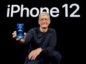 Bestuursvoorzitter Tim Cook van Apple met de nieuwe iPhone 12 Pro in Cupertino, Californië.