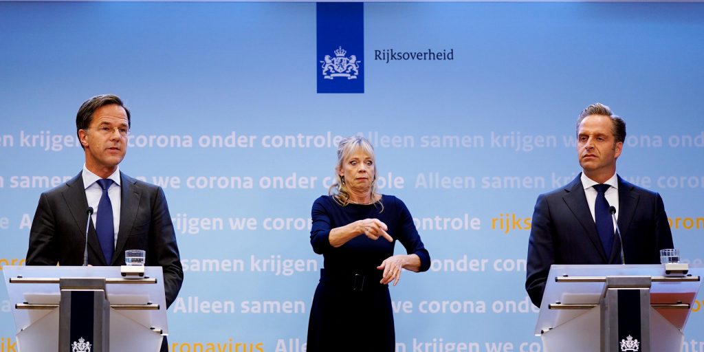 Premier Mark Rutte en minister Hugo de Jonge geven dinsdagavond in Den Haag een toelichting op de aanscherping van de coronamaatregelen in Nederland.