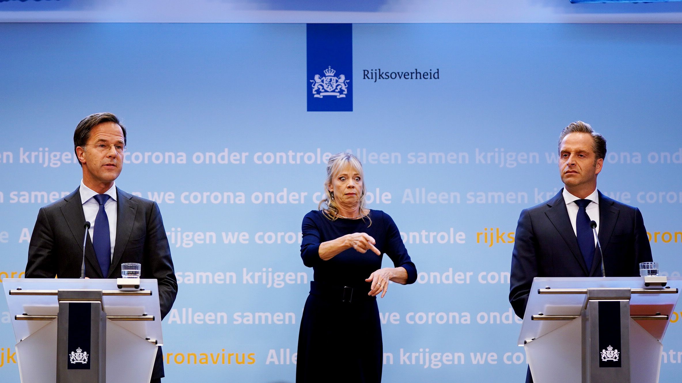 Premier Mark Rutte en minister Hugo de Jonge geven dinsdagavond in Den Haag een toelichting op de aanscherping van de coronamaatregelen in Nederland.