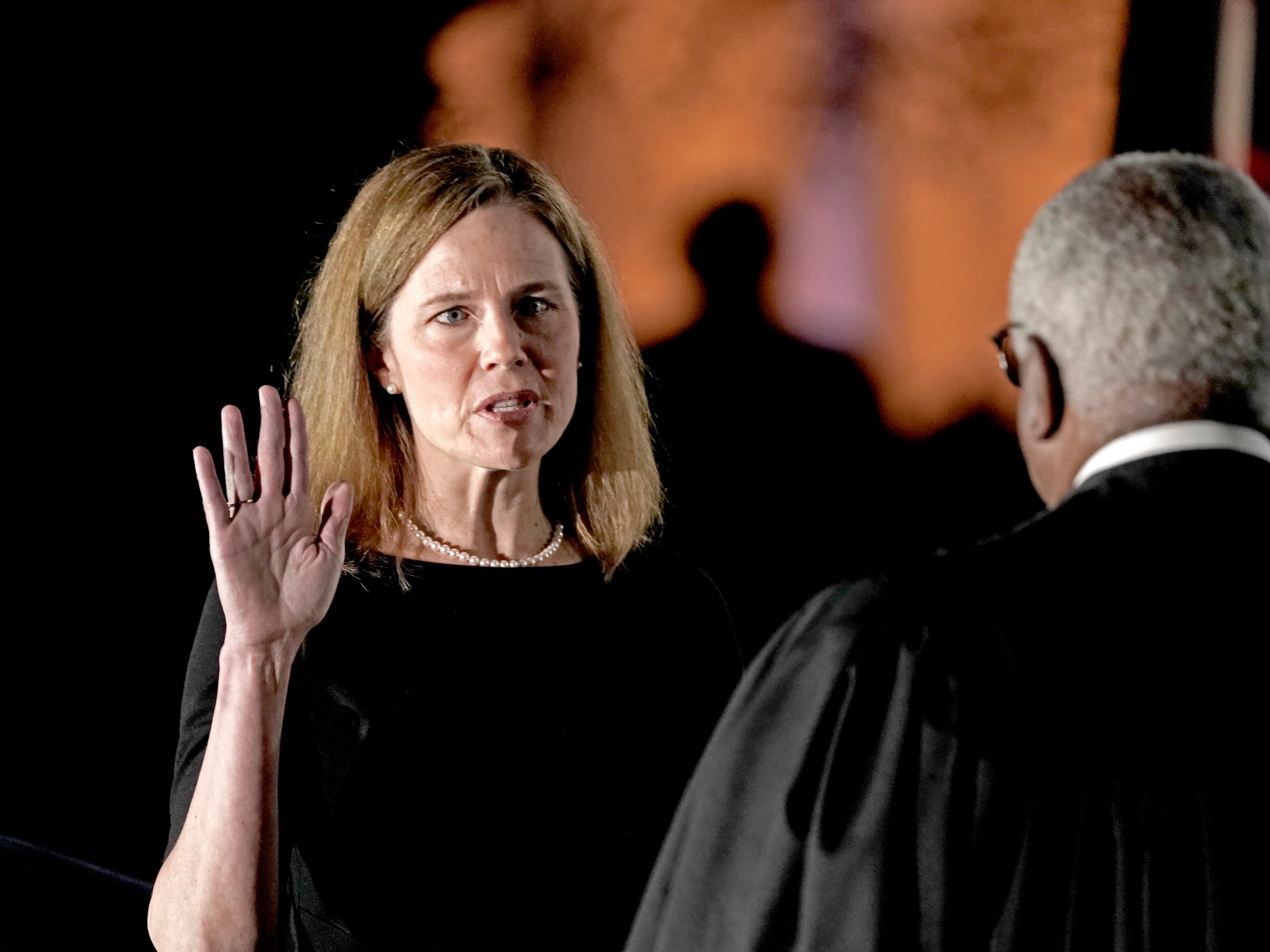 Amy Coney Barrett legde maandagavond de eerste van de twee eden afgelegd bij het Witte Huis.