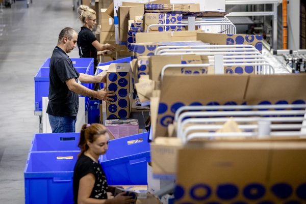Medewerkers in een distributiecentrum van Bol.com in Waalwijk. Foto: ANP/Sem van der Wal Medewerkers in een distributiecentrum van Bol.com in Waalwijk. Foto: ANP/Sem van der Wal