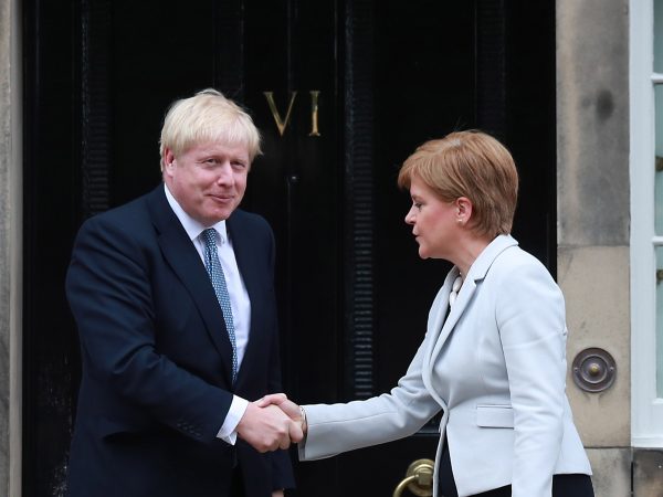 De Britse premier Boris Johnson tijdens een ontmoeting met de Schotse eerste minister Nicola Sturgeon in juli 2019. Foto: EPA/Stewart Attwood De Britse premier Boris Johnson tijdens een ontmoeting met de Schotse eerste minister Nicola Sturgeon in juli 2019. Foto: EPA/Stewart Attwood